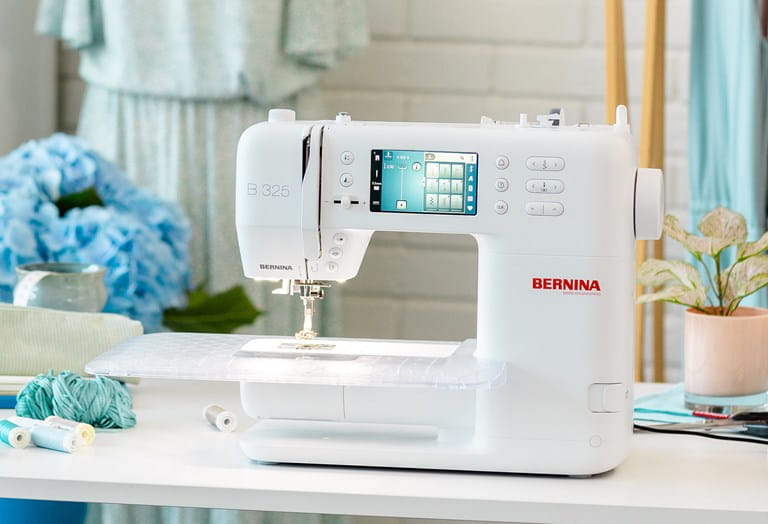 Швейная машина BERNINA 325 &mdash; компактный общий вид