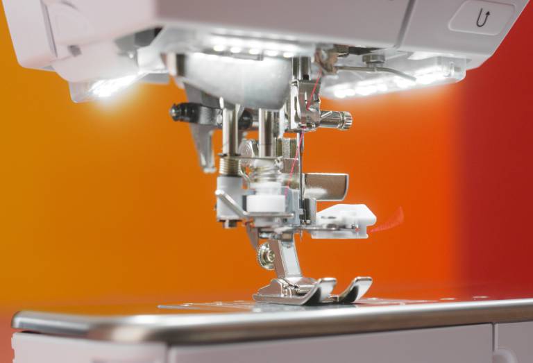 Автоматическая заправка нити в иглу